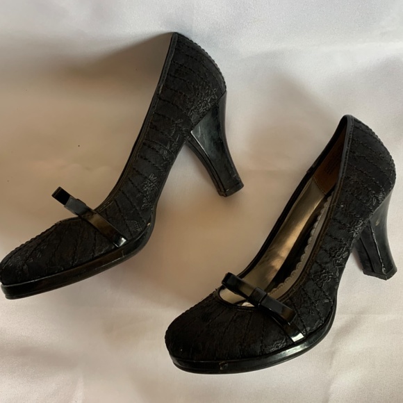 Oh So Pretty! Rampage Black Embroidered Heels! - Picture 6 of 16